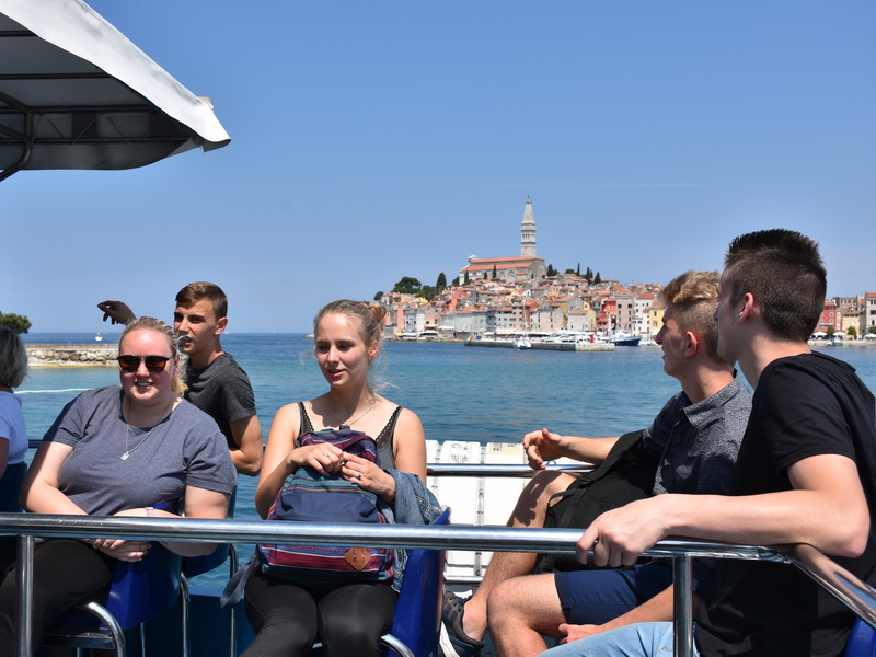 Schüler des BSZ auf dem Boot vor Rovinj